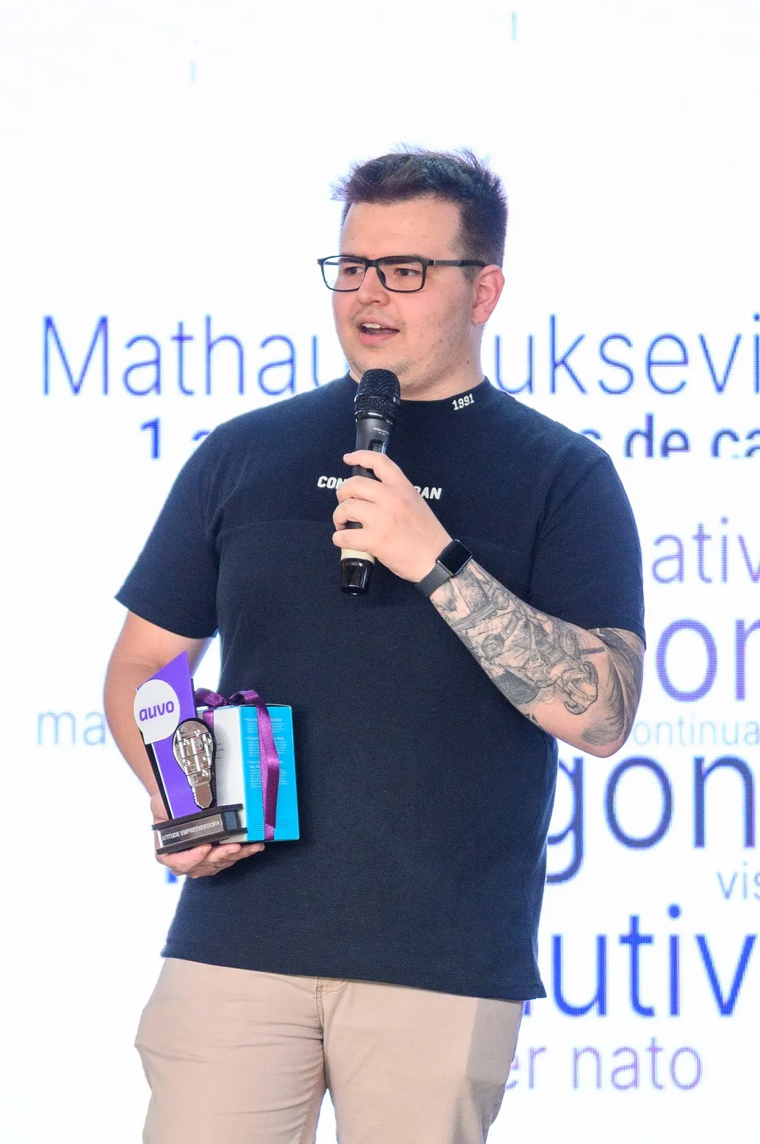 Mathaus Luksevicius no palco, com o troféu da Auvo